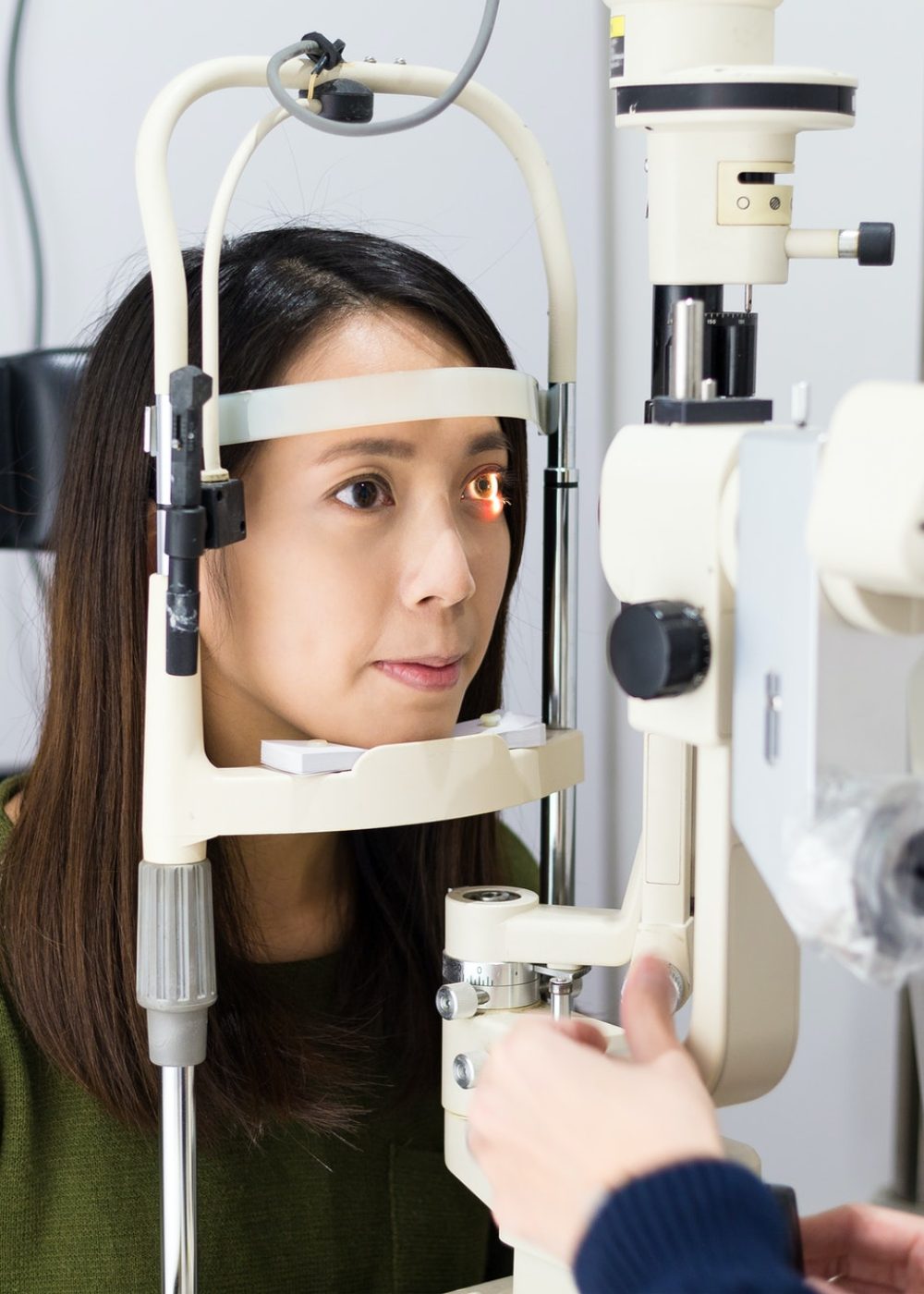 patient-during-an-eye-examination-at-the-eye-clinic.jpg